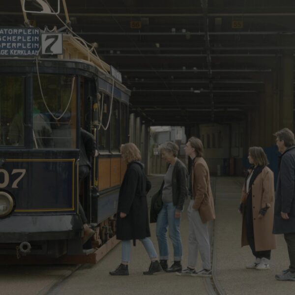 Oude blauwe Amsterdamse tram in Havenstraat Remise in de film De Tram Staak! van Patrick Bisschops