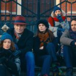 5 mensen in winterkleding op een trap in de film My Polish Honeymoon van Elise Otzenberger