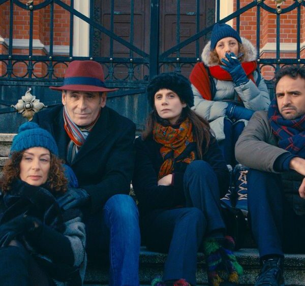5 mensen in winterkleding op een trap in de film My Polish Honeymoon van Elise Otzenberger