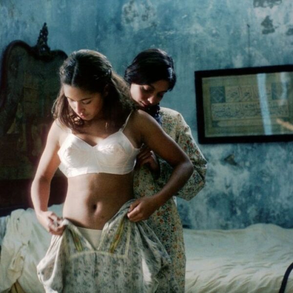 Moeder helpt dochter met trouwkleding in blauwe kamer in film The Wedding Song van Karin Albou