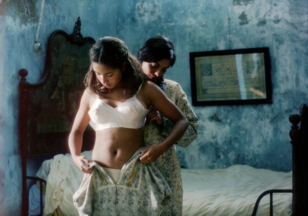 Moeder helpt dochter met trouwkleding in blauwe kamer in film The Wedding Song van Karin Albou